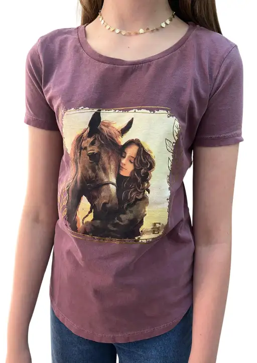 Tshirt Juvenil Estanciero Menina Abraçando Cavalo Vinho